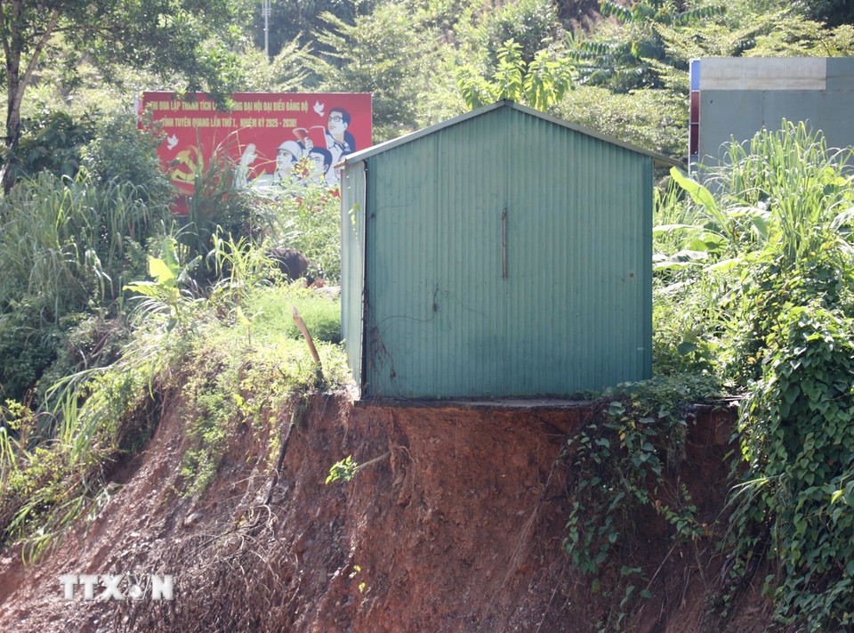Nhiều ngôi nhà có nguy cơ bị nuốt chửng bởi sạt lở nghiêm trọng trên Quốc lộ 2 (Tuyên Quang). (Ảnh: Đức Thọ/TTXVN)