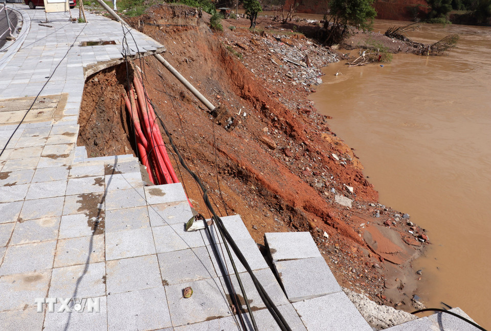 Sạt lở nghiêm trọng ta luy âm trên Quốc lộ 2 (Tuyên Quang). (Ảnh: Đức Thọ/TTXVN)