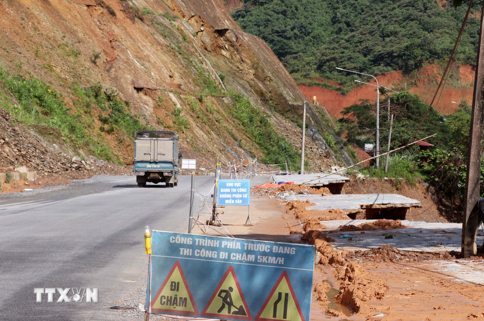 Sạt lở nghiêm trọng ta luy âm trên Quốc lộ 2 (Tuyên Quang). (Ảnh: Đức Thọ/TTXVN)