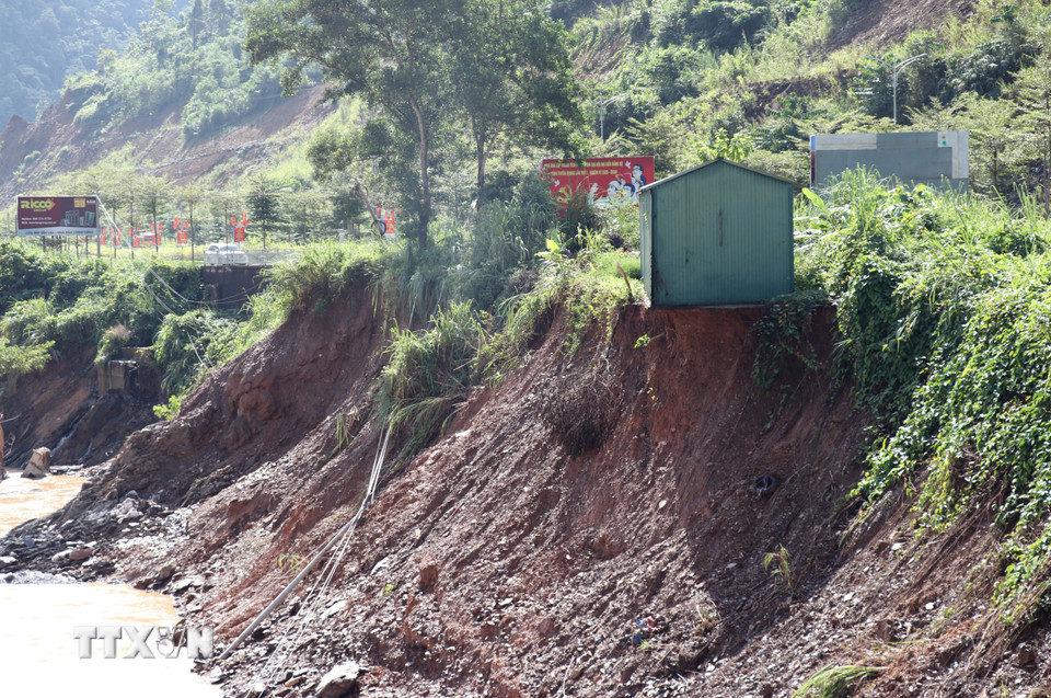 Nhiều ngôi nhà có nguy cơ bị nuốt chửng bởi sạt lở nghiêm trọng trên Quốc lộ 2 (Tuyên Quang). (Ảnh: Đức Thọ/TTXVN)