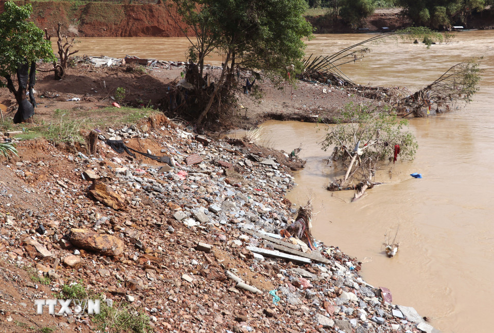 Nước lớn trên sông Lô khiến Quốc lộ 2 (đoạn qua phường Hà Giang 2, Tuyên Quang) ngày càng bị sạt lở. (Ảnh: Đức Thọ/TTXVN)