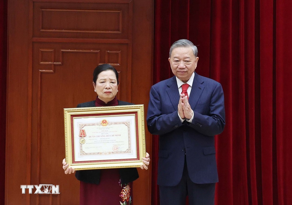 Tổng Bí thư Tô Lâm truy tặng Huân chương Hồ Chí Minh cho nguyên Ủy viên Bộ Chính trị, nguyên Chủ tịch nước Trần Đại Quang. (Ảnh: Thống Nhất/TTXVN)