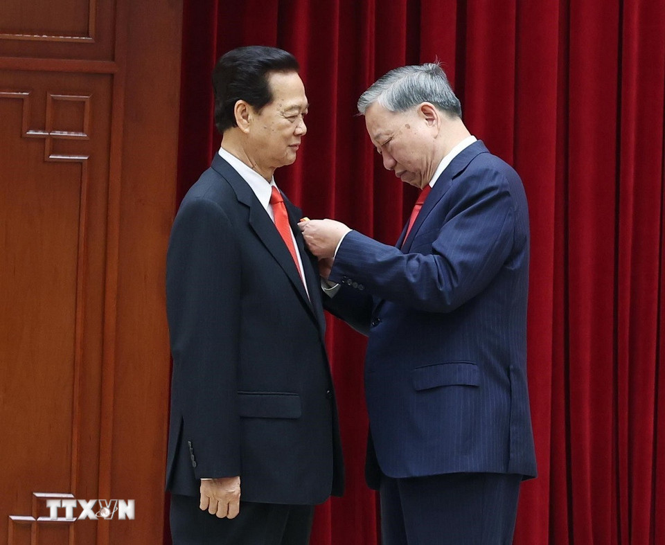 Tổng Bí thư Tô Lâm trao tặng Huân chương Sao vàng cho đồng chí Nguyễn Tấn Dũng, nguyên Ủy viên Bộ Chính trị, nguyên Thủ tướng Chính phủ. (Ảnh: Thống Nhất/TTXVN)