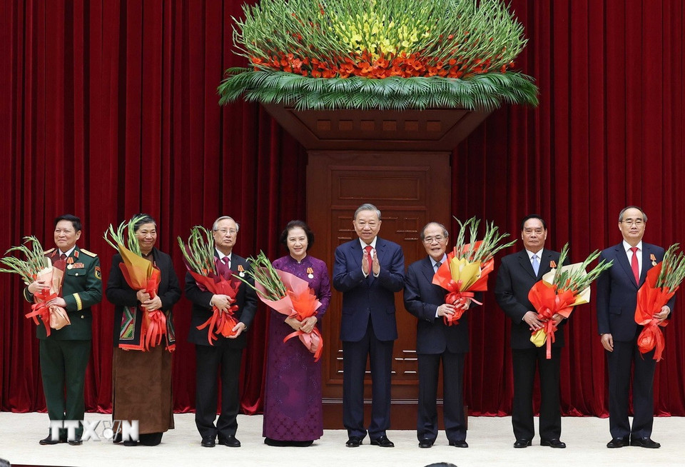 Tổng Bí thư Tô Lâm trao tặng Huân chương Hồ Chí Minh cho các đồng chí nguyên lãnh đạo Đảng, Nhà nước. (Ảnh: Thống Nhất/TTXVN)