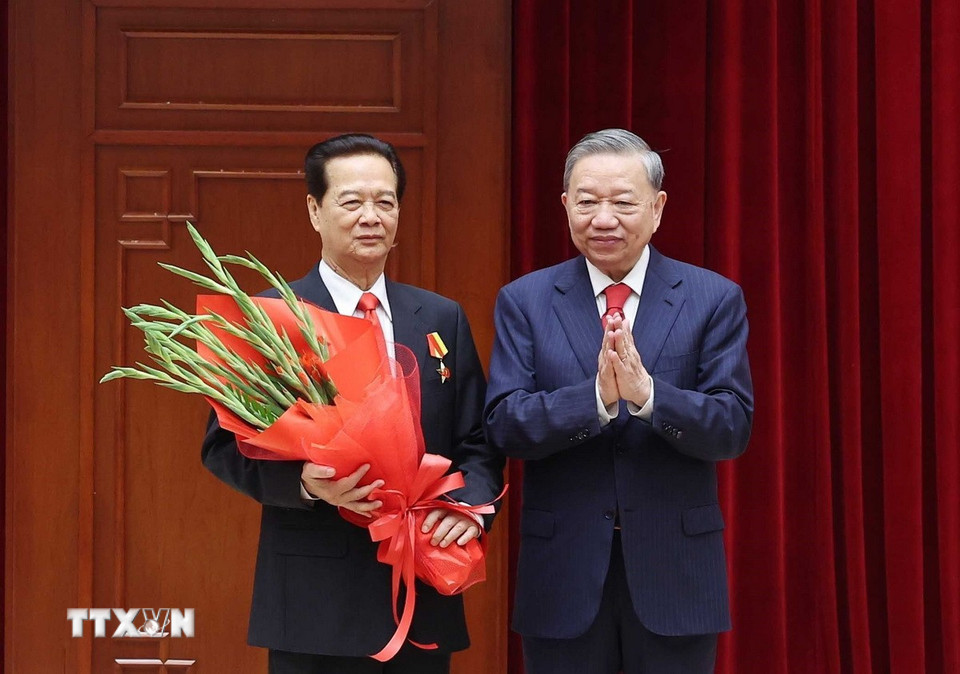 Tổng Bí thư Tô Lâm trao tặng Huân chương Sao vàng cho đồng chí Nguyễn Tấn Dũng, nguyên Ủy viên Bộ Chính trị, nguyên Thủ tướng Chính phủ. (Ảnh: Thống Nhất/TTXVN)