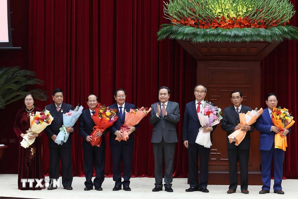 Đồng chí Trần Thanh Mẫn, Ủy viên Bộ Chính trị, Chủ tịch Quốc hội trao Huy hiệu Đảng cho các đồng chí nguyên Ủy viên Bộ Chính trị, nguyên Ủy viên Trung ương Đảng đợt 3/2. (Ảnh: Thống Nhất/TTXVN)