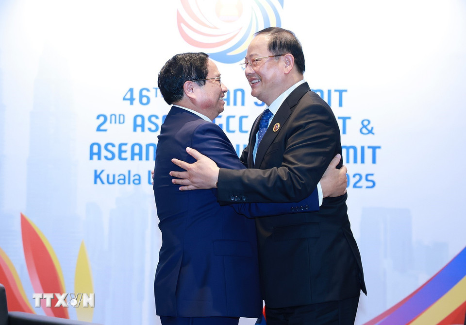 Thủ tướng Phạm Minh Chính gặp Thủ tướng Lào Sonexay Siphandone. (Ảnh: Dương Giang/TTXVN)