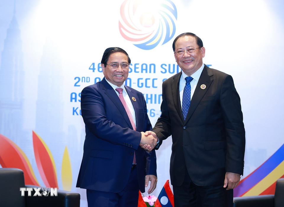 Thủ tướng Phạm Minh Chính gặp Thủ tướng Lào Sonexay Siphandone. (Ảnh: Dương Giang/TTXVN)