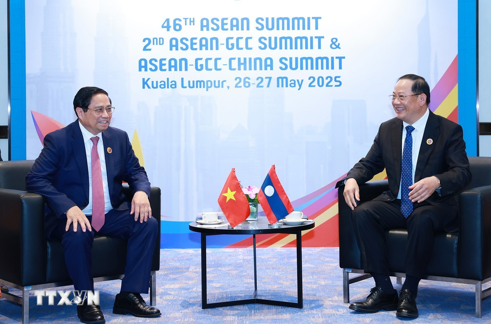 Thủ tướng Phạm Minh Chính gặp Thủ tướng Lào Sonexay Siphandone. (Ảnh: Dương Giang/TTXVN)