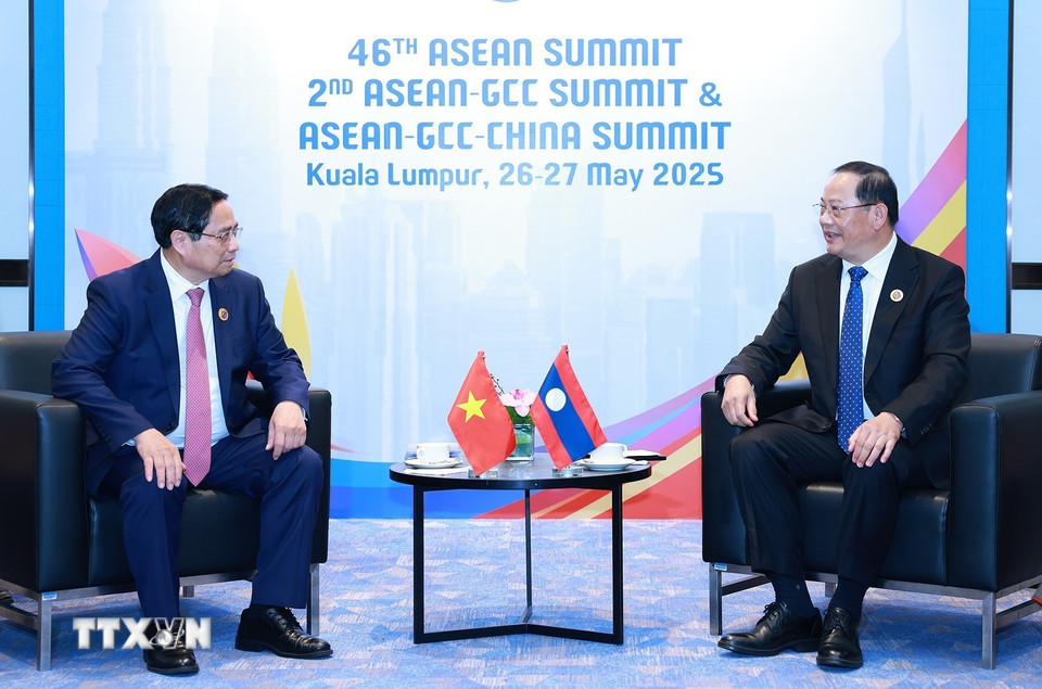 Thủ tướng Phạm Minh Chính gặp Thủ tướng Lào Sonexay Siphandone. (Ảnh: Dương Giang/TTXVN)