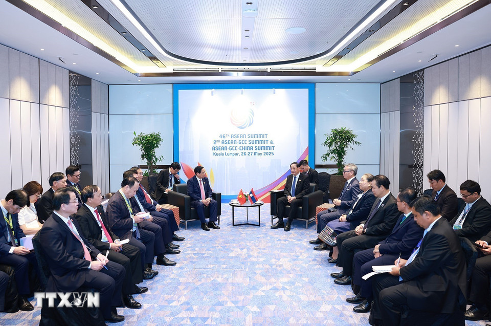 Thủ tướng Phạm Minh Chính gặp Thủ tướng Lào Sonexay Siphandone. (Ảnh: Dương Giang/TTXVN)