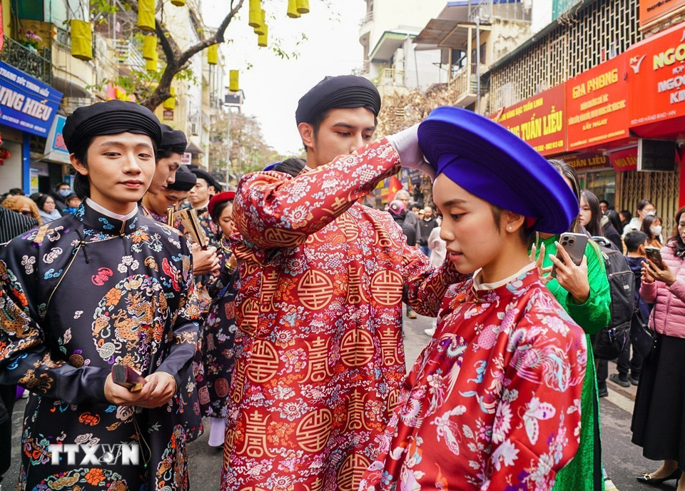 Được mặc trên mình cổ phục Việt đem đến nhiều trải nghiệm thú vị cho các bạn trẻ. (Ảnh: Khánh Hòa/TTXVN)