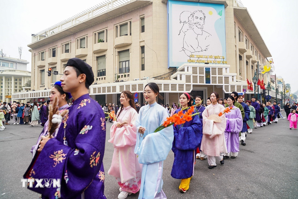 Được mặc trên mình cổ phục Việt đem đến nhiều trải nghiệm thú vị cho các bạn trẻ. (Ảnh: Khánh Hòa/TTXVN)