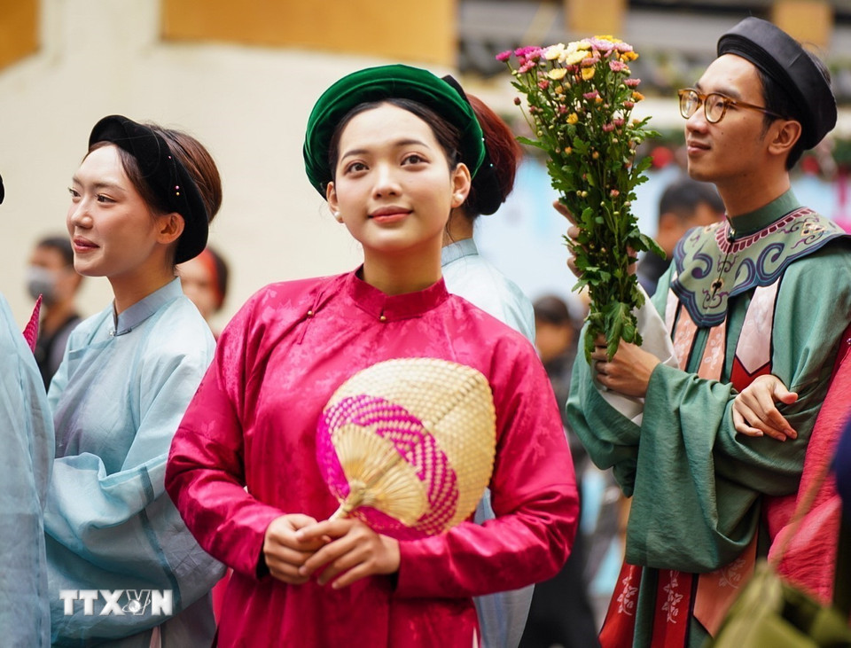 Được mặc trên mình cổ phục Việt đem đến nhiều trải nghiệm thú vị cho các bạn trẻ. (Ảnh: Khánh Hòa/TTXVN)