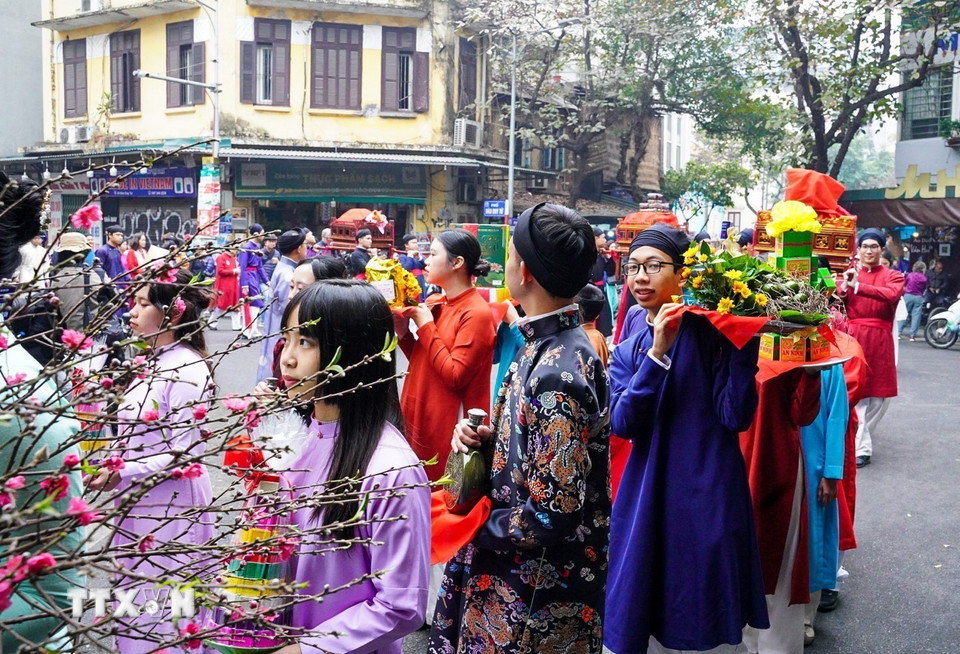 Đoàn diễu hành đi qua những con phố cổ của Hà Nội. (Ảnh: Khánh Hòa/TTXVN)