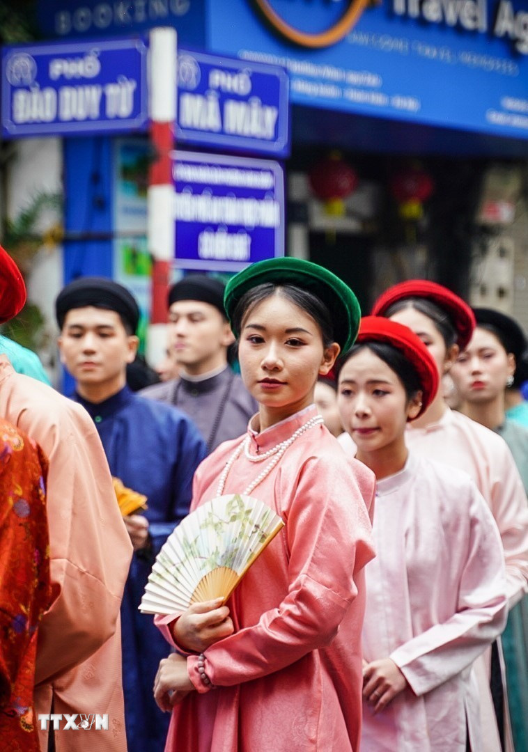 Được mặc trên mình cổ phục Việt đem đến nhiều trải nghiệm thú vị cho các bạn trẻ. (Ảnh: Khánh Hòa/TTXVN)