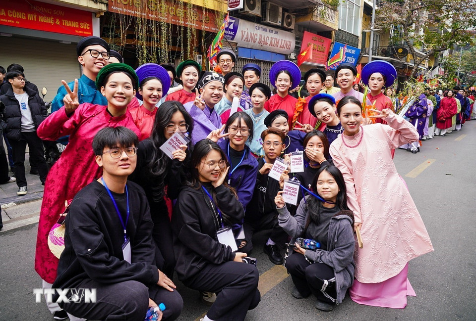 "Bách hoa bộ hành" là chương trình diễu hành cổ phục Việt thu hút rất đông sự tham gia của các bạn trẻ. (Ảnh: Khánh Hòa/TTXVN)