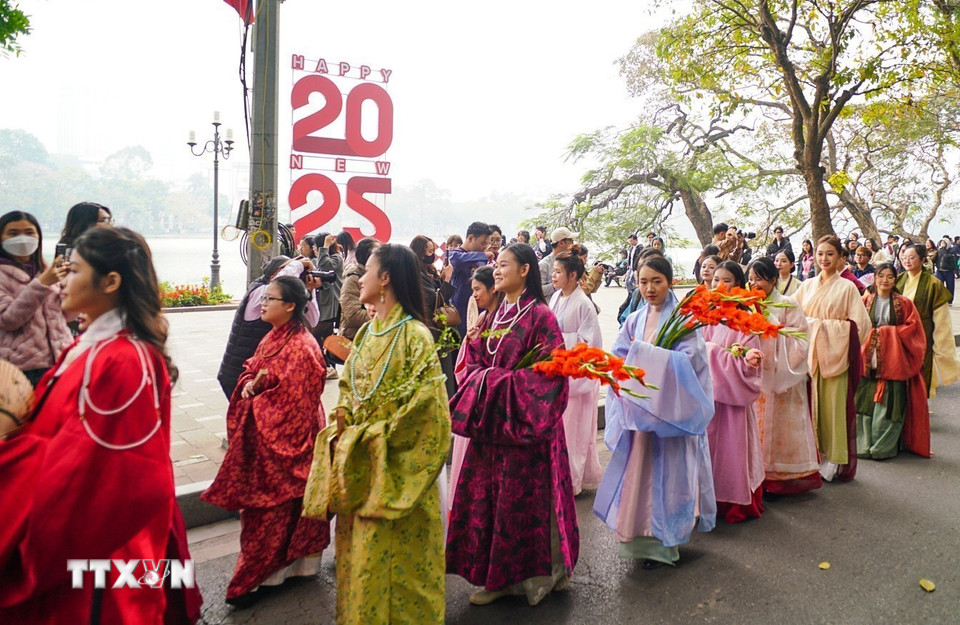 Đoàn diễu hành đi qua những con phố của Hà Nội. (Ảnh: Khánh Hòa/TTXVN)