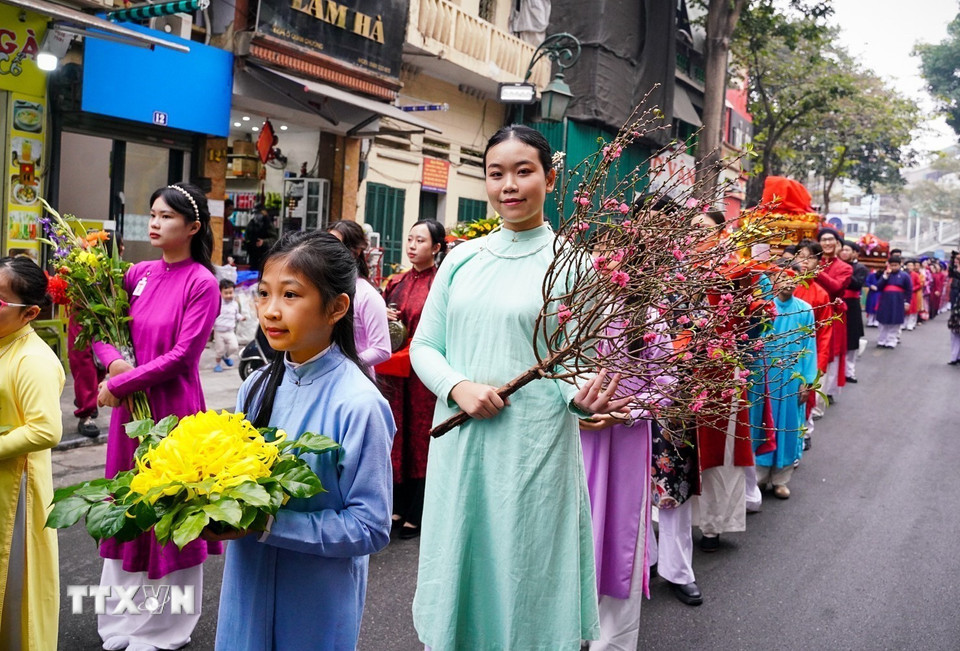 Đoàn diễu hành đi qua những con phố cổ của Hà Nội. (Ảnh: Khánh Hòa/TTXVN)