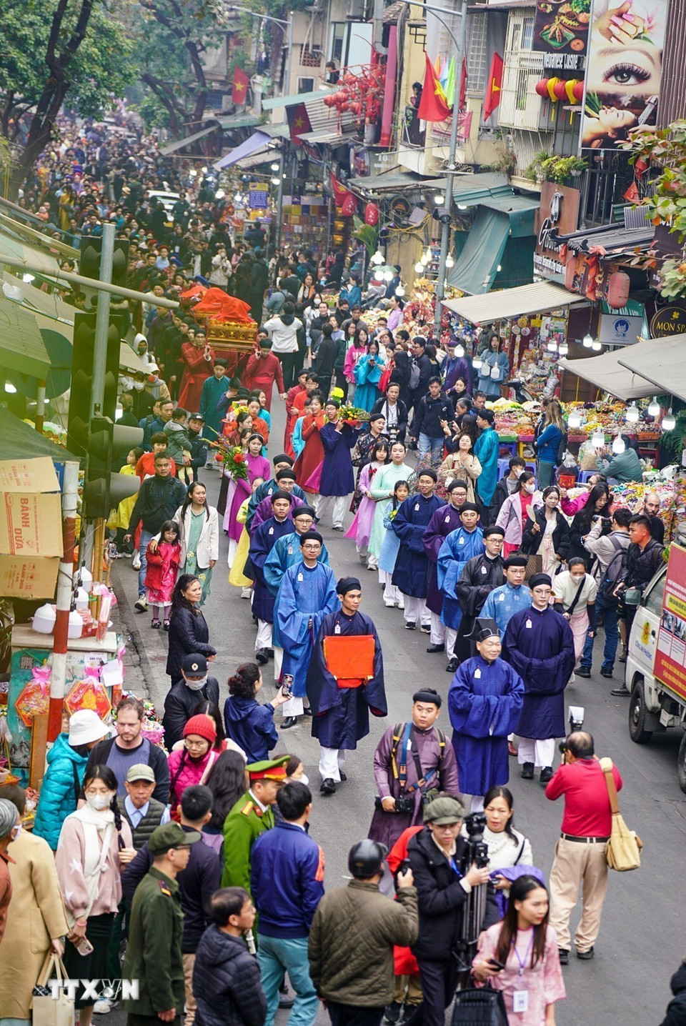 Đoàn diễu hành đi qua phố Hàng Bồ. (Ảnh: Khánh Hòa/TTXVN)