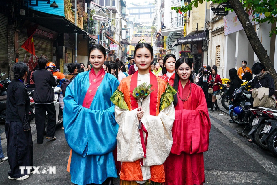 Đoàn diễu hành đi qua những con phố cổ của Hà Nội.(Ảnh: Khánh Hòa/TTXVN)