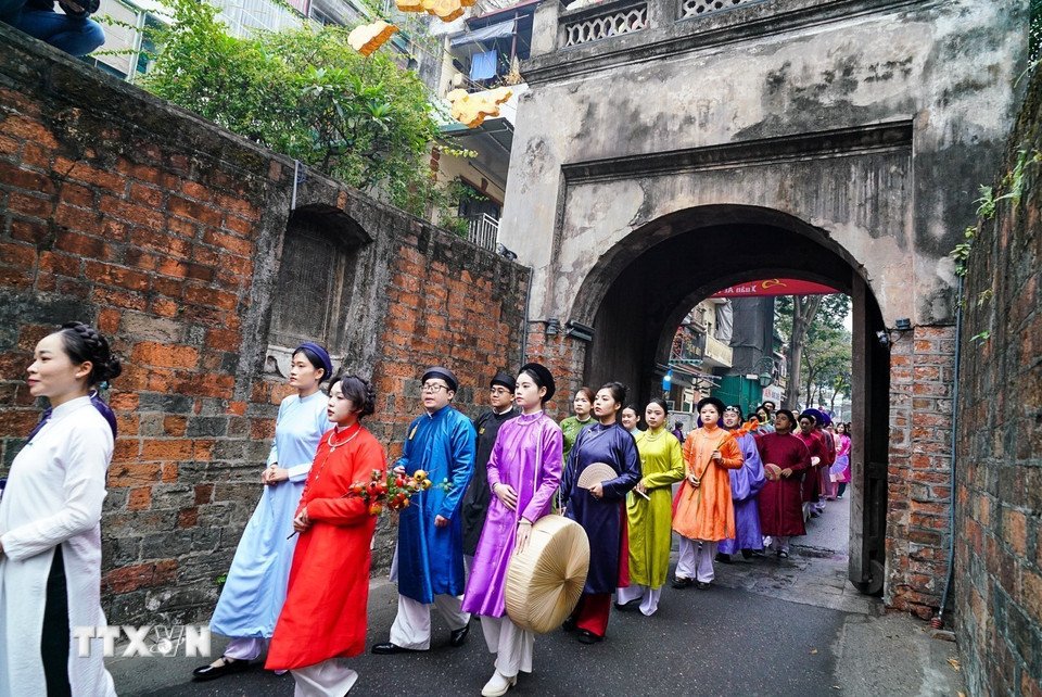 Đoàn diễu hành đi qua di tích lịch sử Ô Quan Chưởng. (Ảnh: Khánh Hòa/TTXVN)