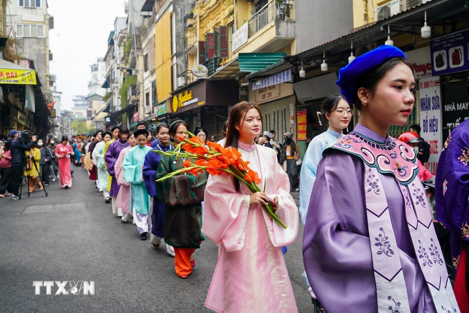 Đoàn diễu hành đi qua những con phố cổ của Hà Nội. (Ảnh: Khánh Hòa/TTXVN)