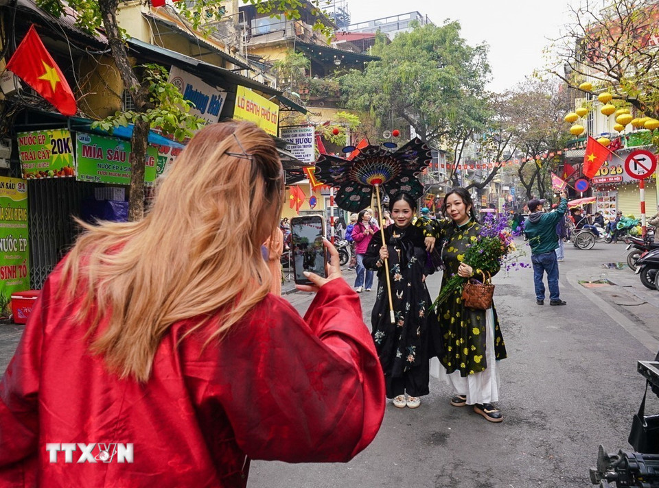 Được mặc trên mình cổ phục Việt đem đến nhiều trải nghiệm thú vị cho các bạn trẻ. (Ảnh: Khánh Hòa/TTXVN)