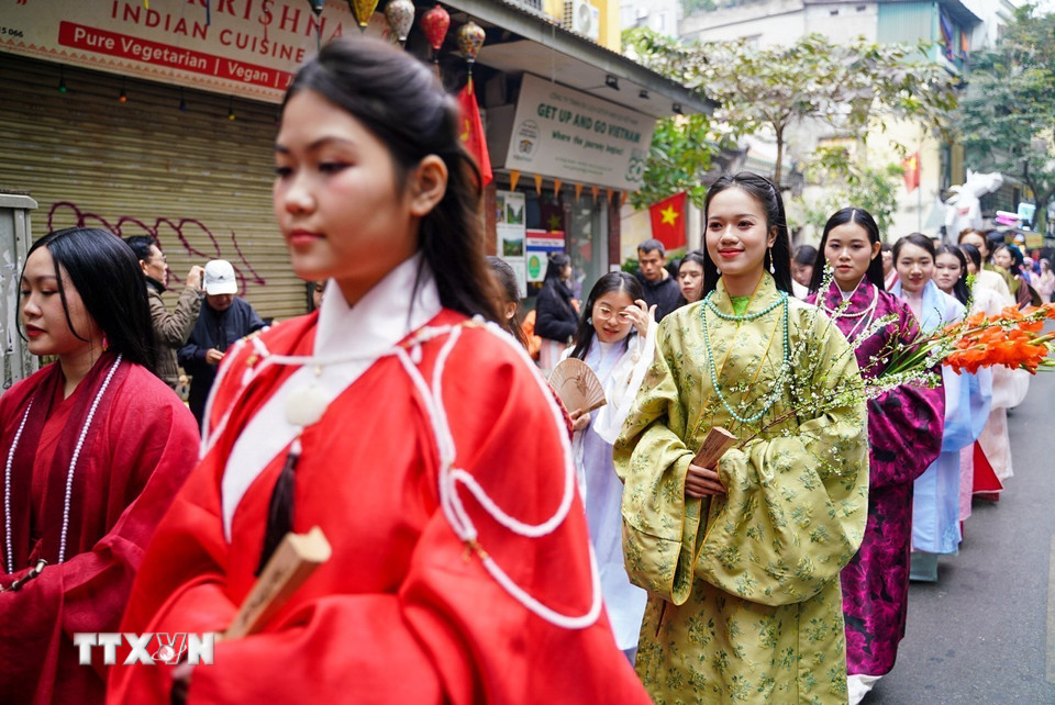 Đoàn diễu hành đi qua những con phố cổ của Hà Nội. (Ảnh: Khánh Hòa/TTXVN)