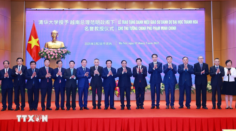 Thủ tướng Phạm Minh Chính và đồng chí Khưu Dũng, Bí thư Đảng ủy Đại học Thanh Hoa, Trung Quốc cùng thành viên đoàn hai nước. (Ảnh: Dương Giang/TTXVN)