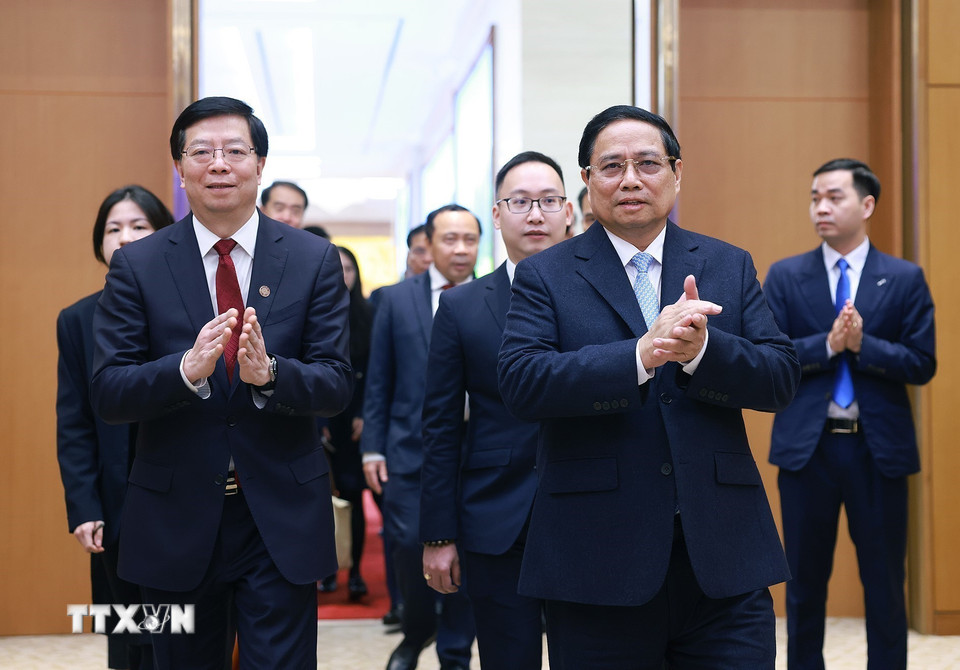 Thủ tướng Phạm Minh Chính và đồng chí Khưu Dũng, Bí thư Đảng ủy Đại học Thanh Hoa, Trung Quốc. (Ảnh: Dương Giang/TTXVN)