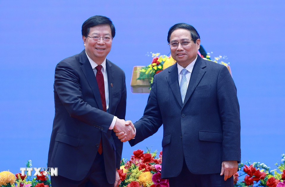 Thủ tướng Phạm Minh Chính và đồng chí Khưu Dũng, Bí thư Đảng ủy Đại học Thanh Hoa, Trung Quốc. (Ảnh: Dương Giang/TTXVN)