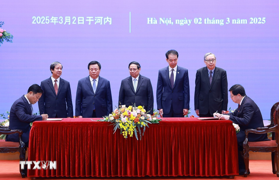 Thủ tướng Phạm Minh Chính chứng kiến ký văn kiện hợp tác giáo dục giữa Đại học Quốc gia Hà Nội và Đại học Thanh Hoa, Trung Quốc. (Ảnh: Dương Giang/TTXVN)