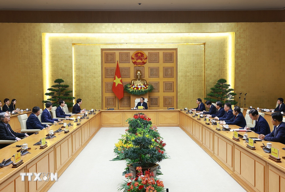 Thủ tướng Phạm Minh Chính tiếp đồng chí Khưu Dũng, Bí thư Đảng ủy Đại học Thanh Hoa, Trung Quốc. (Ảnh: Dương Giang/TTXVN)