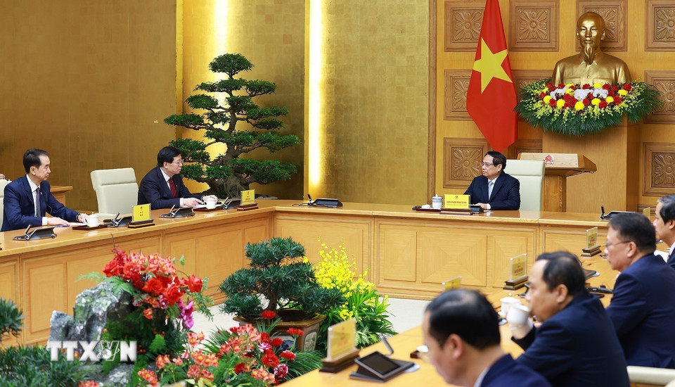 Thủ tướng Phạm Minh Chính tiếp đồng chí Khưu Dũng, Bí thư Đảng ủy Đại học Thanh Hoa, Trung Quốc. (Ảnh: Dương Giang/TTXVN)