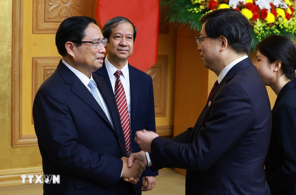 Thủ tướng Phạm Minh Chính tiếp đồng chí Khưu Dũng, Bí thư Đảng ủy Đại học Thanh Hoa, Trung Quốc. (Ảnh: Dương Giang/TTXVN)