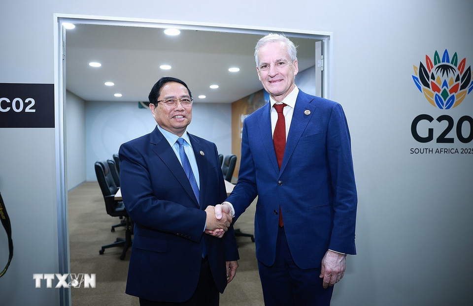 Thủ tướng Phạm Minh Chính gặp Thủ tướng Na Uy Jonas Gahr Store. (Ảnh: Dương Giang/TTXVN)