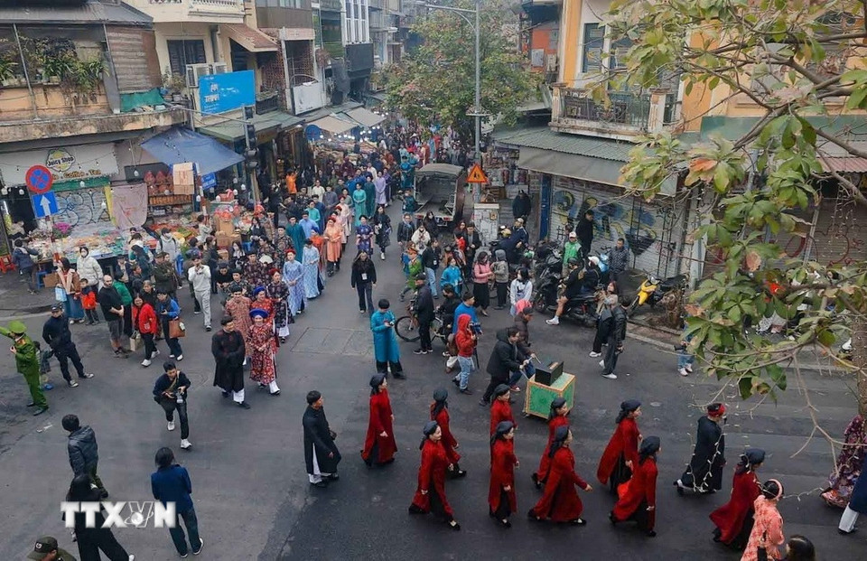 Đoàn rước lễ đi qua các con phố cổ Hà Nội. (Ảnh: Thanh Tùng/TTXVN)