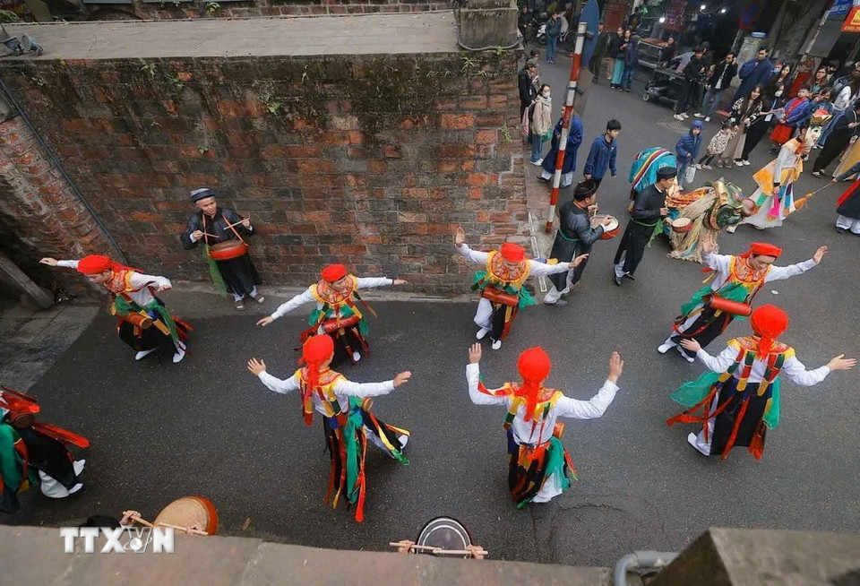 Thông qua hoạt động của chương trình sẽ lan tỏa giá trị văn hóa đến cộng đồng, đặc biệt là thế hệ trẻ - những người giữ vai trò quan trọng trong việc bảo tồn và phát huy bản sắc dân tộc. (Ảnh: Thanh Tùng/TTXVN)