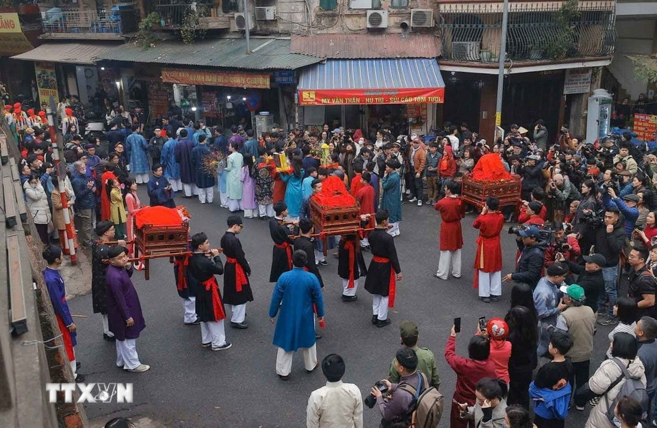 Đoàn rước lễ đi vào Ô Quan Chưởng. (Ảnh: Thanh Tùng/TTXVN)
