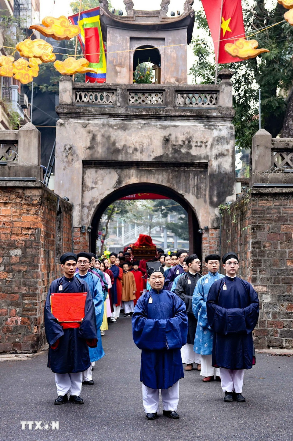 Đoàn rước lễ đi vào Ô Quan Chưởng. (Ảnh: Thanh Tùng/TTXVN)