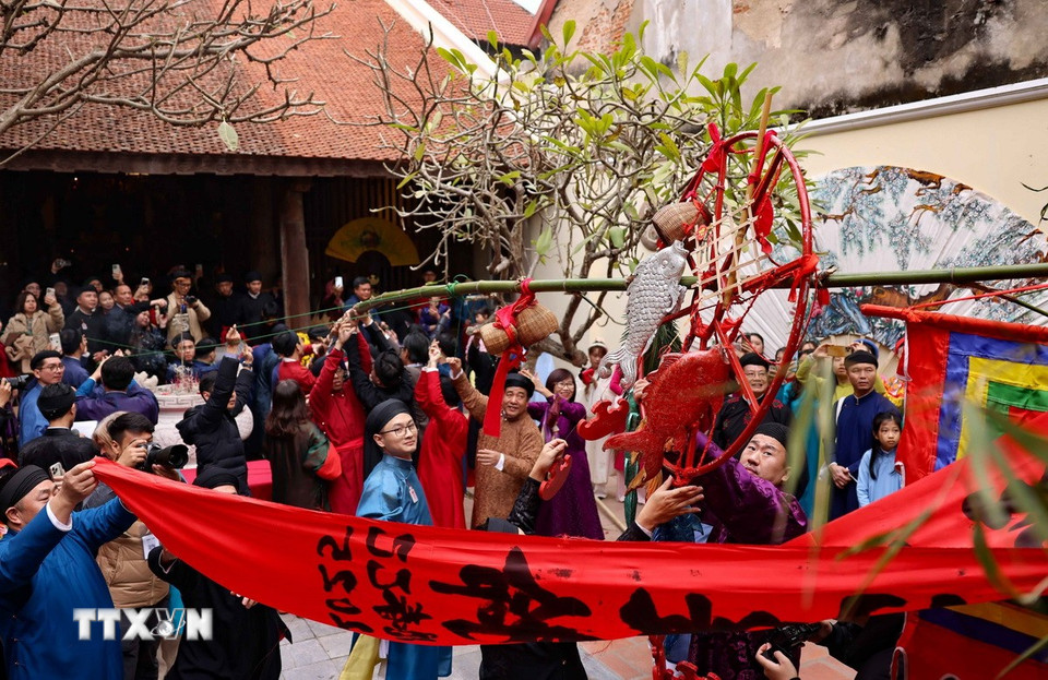 Dựng cây nêu ngày Tết tại đình Kim Ngân. (Ảnh: Thanh Tùng/TTXVN)