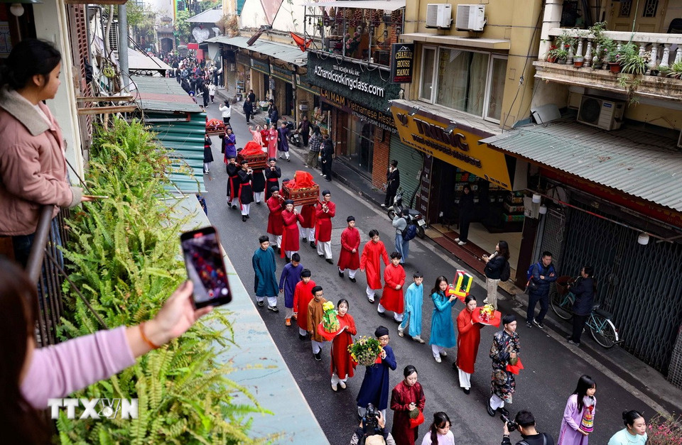 Đoàn rước lễ đi qua các con phố cổ Hà Nội.(Ảnh: Thanh Tùng/TTXVN)