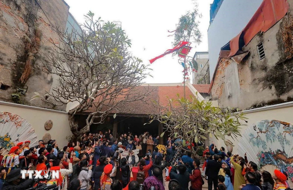 Dựng cây nêu ngày Tết tại đình Kim Ngân. (Ảnh: Thanh Tùng/TTXVN)