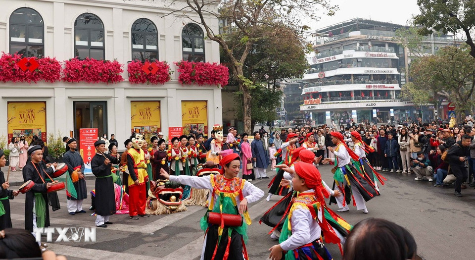 Đoàn rước lễ tại không gian đi bộ hồ Hoàn Kiếm thu hút sự quan tâm của nhân dân và du khách. (Ảnh: Thanh Tùng/TTXVN)