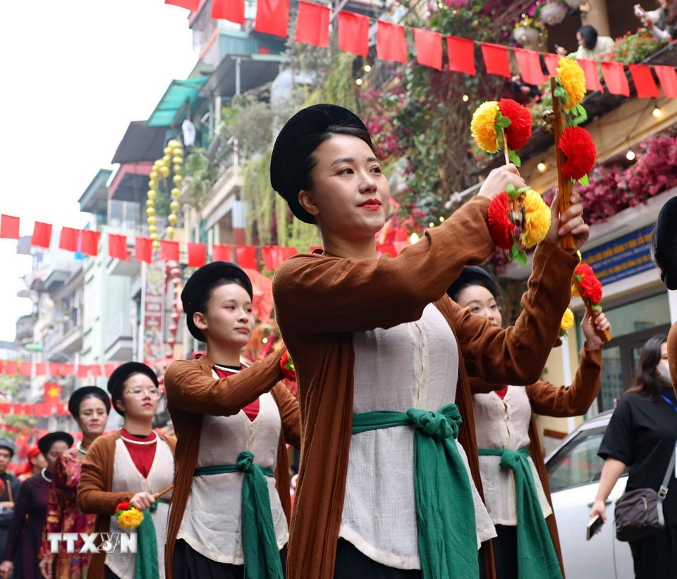 Đoàn rước lễ đi qua các con phố cổ Hà Nội. (Ảnh: Thanh Tùng/TTXVN)