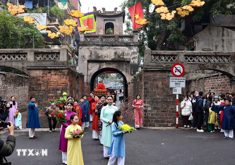 Đoàn rước lễ đi vào Ô Quan Chưởng. (Ảnh: Thanh Tùng/TTXVN)