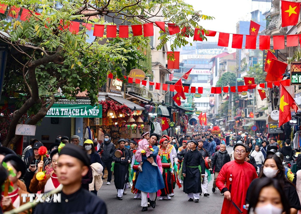 Đoàn rước lễ đi qua các con phố cổ Hà Nội. (Ảnh: Thanh Tùng/TTXVN)