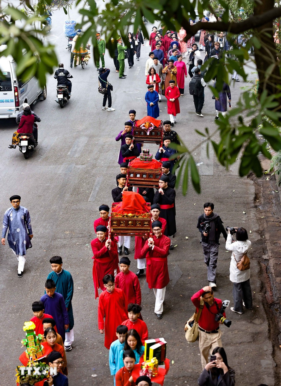 Đoàn rước lễ đi qua các con phố cổ Hà Nội. (Ảnh: Thanh Tùng/TTXVN)