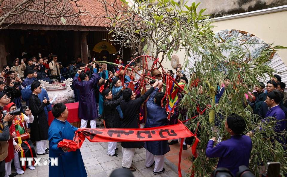 Chương trình Tết Việt - Tết phố không chỉ là cơ hội tìm lại những ký ức đẹp của ngày Tết xưa, mà còn là hoạt động văn hóa để giới thiệu tới bạn bè quốc tế về một Việt Nam giàu bản sắc, thân thiện và hiếu khách. (Ảnh: Thanh Tùng/TTXVN)